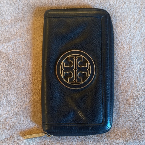 Authentic Tory Burch black leather wallet. - Picture 1 of 6